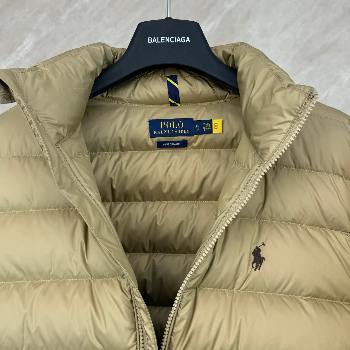 P930 Ralph Lauren lightweight down jacket size s m l xl The nylon fabric has good windproof and waterproof properties, which can effectively block the intrusion of wind and rain from the outside and keep the inside dry, suitable for wearing in humid or rainy environments.  The red label on the chest is made with an imported MECLO embroidery machine. The original pattern is scanned first, and then high-quality silk thread is used to make a pattern. The density effect is adjusted by continuous pattern making.  Exquisite details: the zipper design is simple and elegant, easy to operate; the closing design of the cuffs and hem effectively prevents the intrusion of cold wind, improving the warmth and comfort of wearing.  High-quality filling: 90 white duck down is selected, with a weight of 260g, ensuring excellent thermal insulation performance. After strict screening and processing, the velvet is not easy to drill, ensuring durability. The hangtags, wash marks, air holes, and four-button buttons are all customized from the original one-to-one mold.